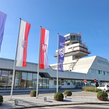 Vorderfront Flughafen mit Tower und Fahnen | © Flughafen Linz