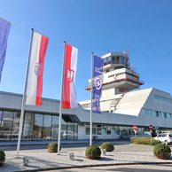 Vorderfront Flughafen mit Tower und Fahnen | © Flughafen Linz