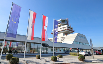 Vorderfront Flughafen mit Tower und Fahnen | © Flughafen Linz