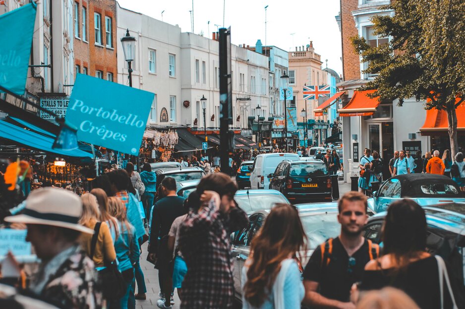 Straße mit Touristen im Portobello Market | © Unsplash