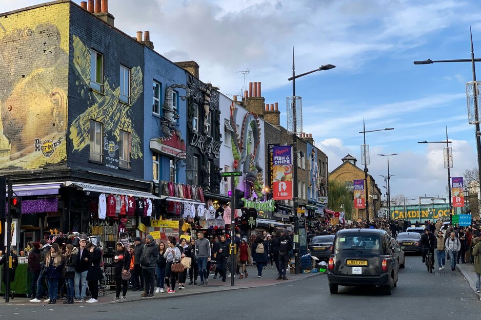 Straße mit Leuten durch Camden Market | © Unsplash