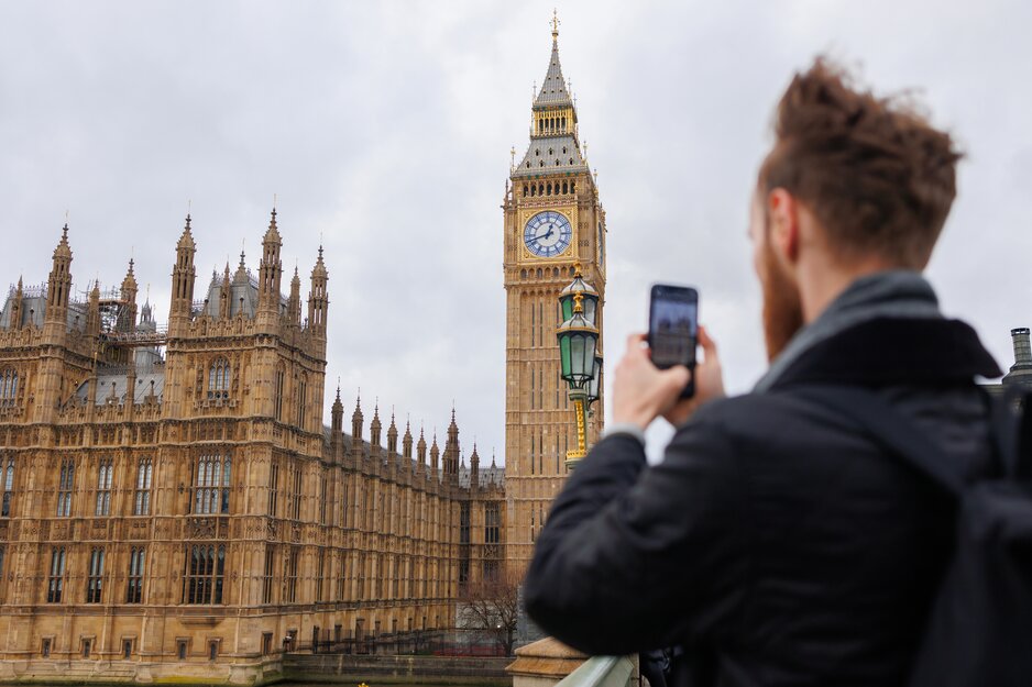 Mann beim Fotografieren des Big Ben und Westminster Palace | © Envato