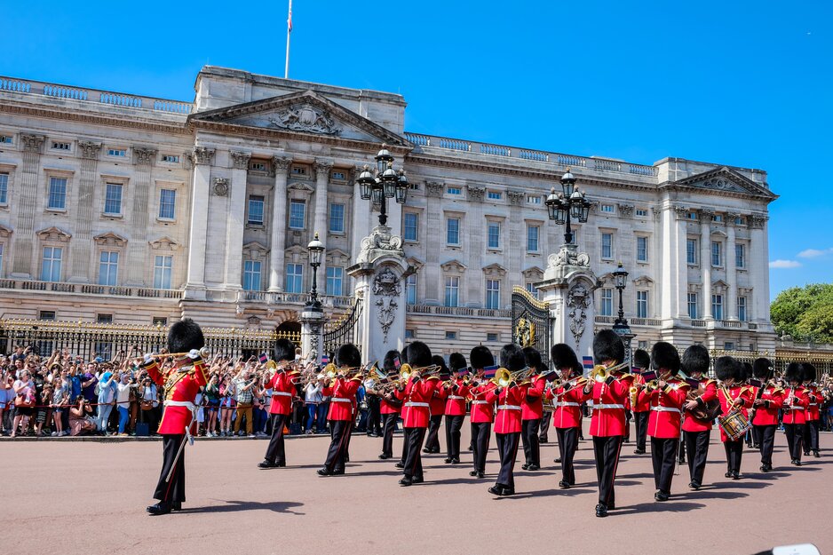 Militärband spielt vor dem Buckingham Palace | © Envato Elements