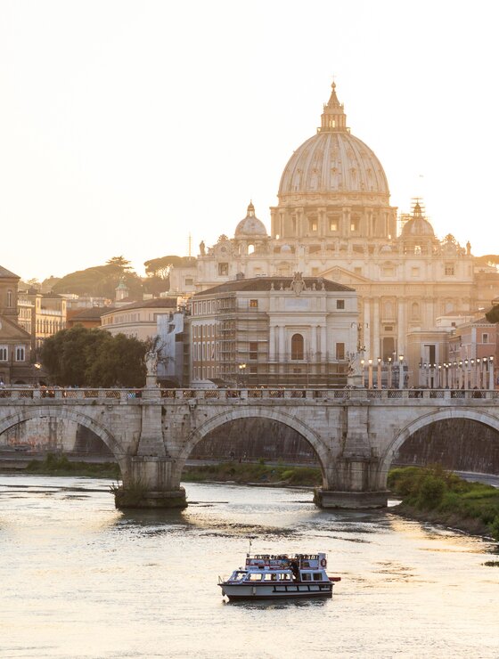 Blick auf den Vatikan und den Petersdom im Morgengrauen | © Envato Elements