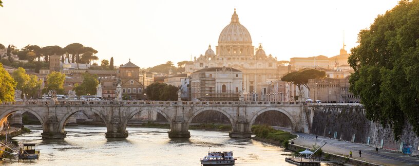 Blick auf den Vatikan und den Petersdom im Morgengrauen | © Envato Elements