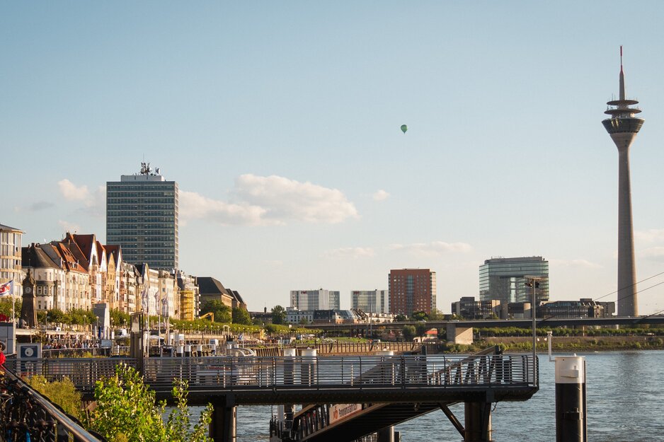 Königsallee und Rheinturm von Düsseldorf | © Unsplash