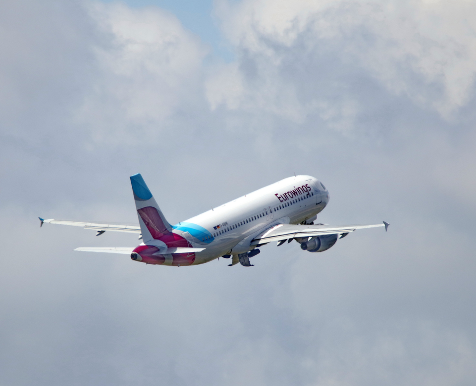 A320 der Eurowings von hinten in die Wolken fliegend | © Linz Airport