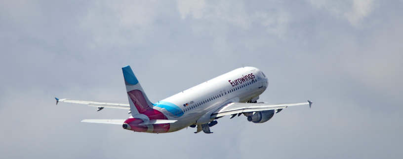 A320 der Eurowings von hinten in die Wolken fliegend | © Linz Airport