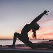 Silhouette einer Frau bei Yogaübungen am Strand | © Photo by <a href="https://unsplash.com/@kikekiks?utm_source=unsplash&utm_medium=referral&utm_content=creditCopyText">kike vega</a> on <a href="https://unsplash.com/?utm_source=unsplash&utm_medium=referral&utm_content=creditCopyText">Unsplash</a>   