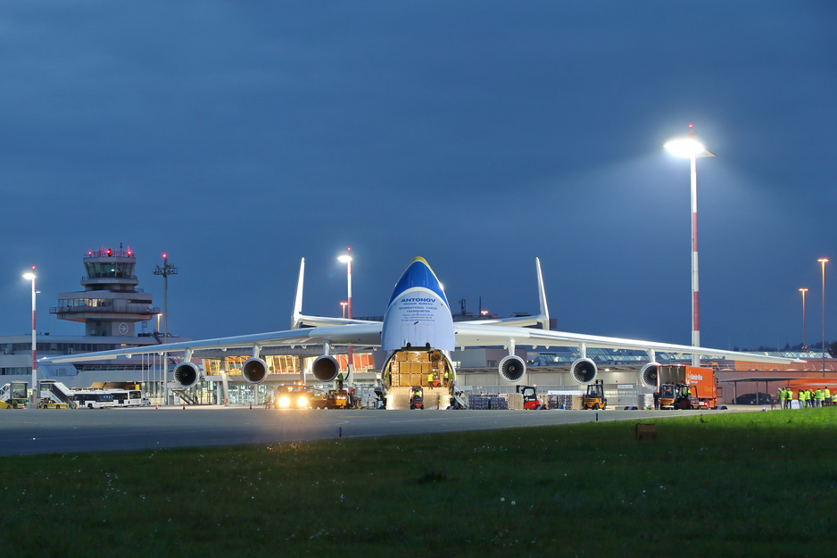 An225 beim Ausladen in der "blauen Stunde" | © Linz Airport