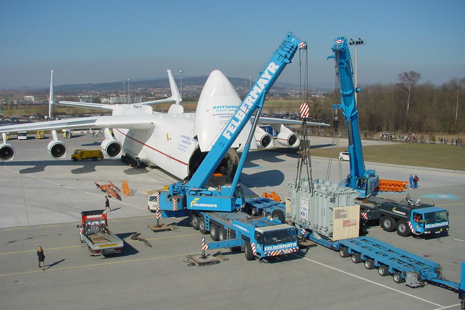 An225 bei der Beladung im Jahr 2003  | © Linz Airport