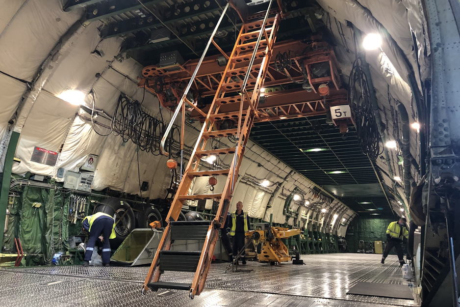 Frachtraum mit Stahltreppe nach oben | © Linz Airport