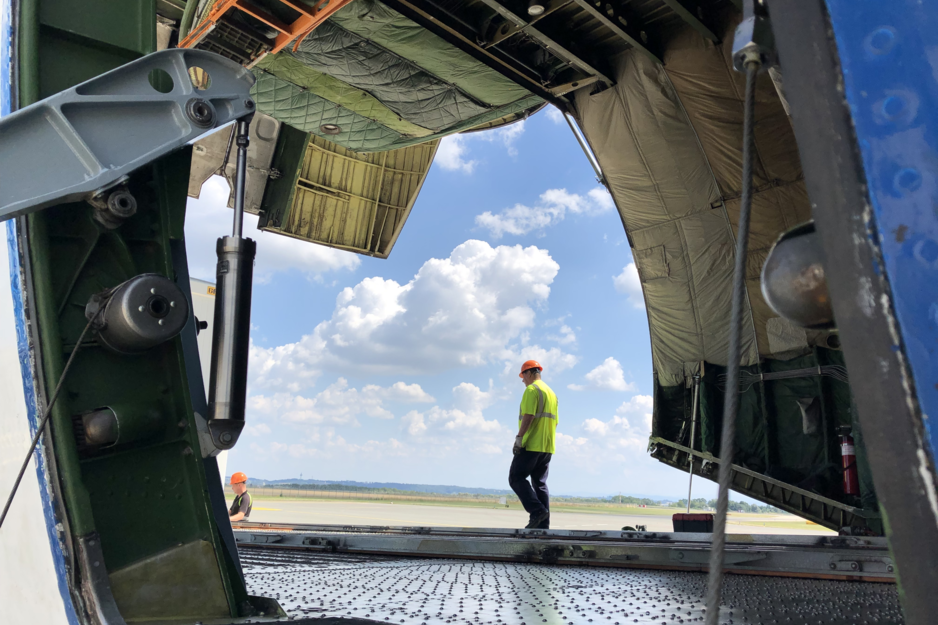 Vorfeldmitarbeiter aus dem Frachtraum heraus fotografiert | © Linz Airport