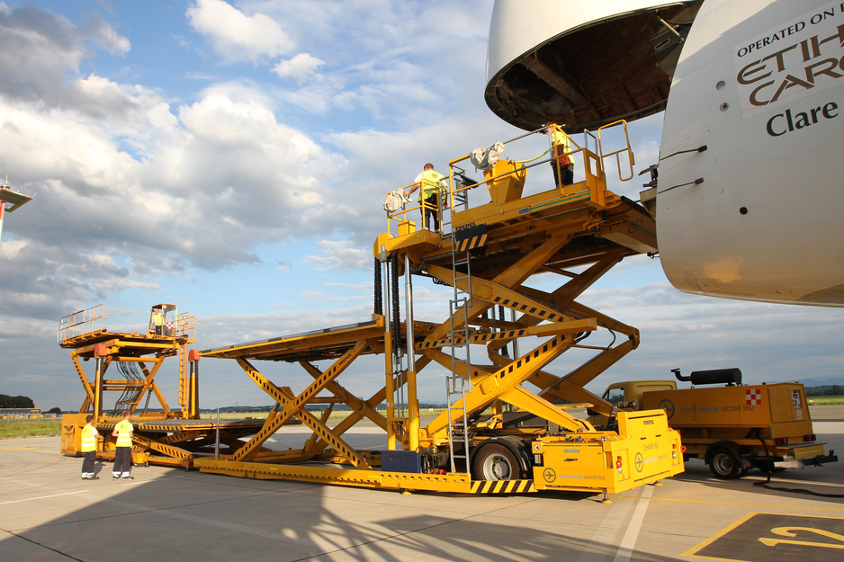 Vorfeldmitarbeiter auf Highloader beim Ausladen einer Etihad Frachtmaschine | © Linz Airport