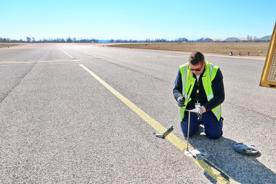 Elektriker beim Wechseln eines Pistenfeuers auf dem Rollweg | © Linz Airport