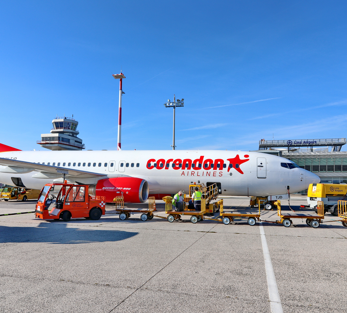 B737 der Corendon beim Gepäckeinladen | © Linz Airport