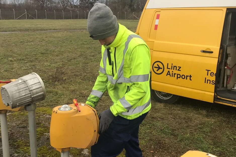 Elektrotechniker beim Wechseln einer Lampe der Anflugbefeuerung | © Linz Airport