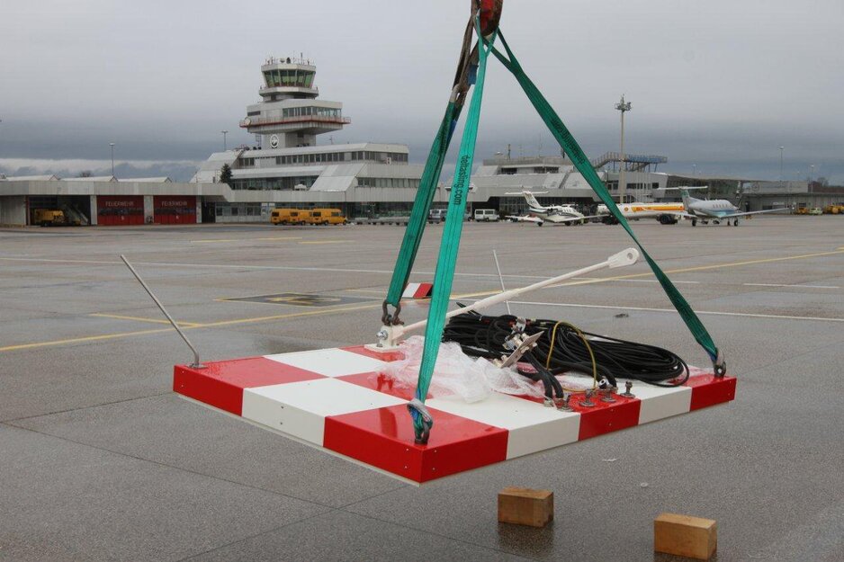 Montage LED-Beleuchtung am Vorfeld mit Tower im Hintergrund | © Linz Airport