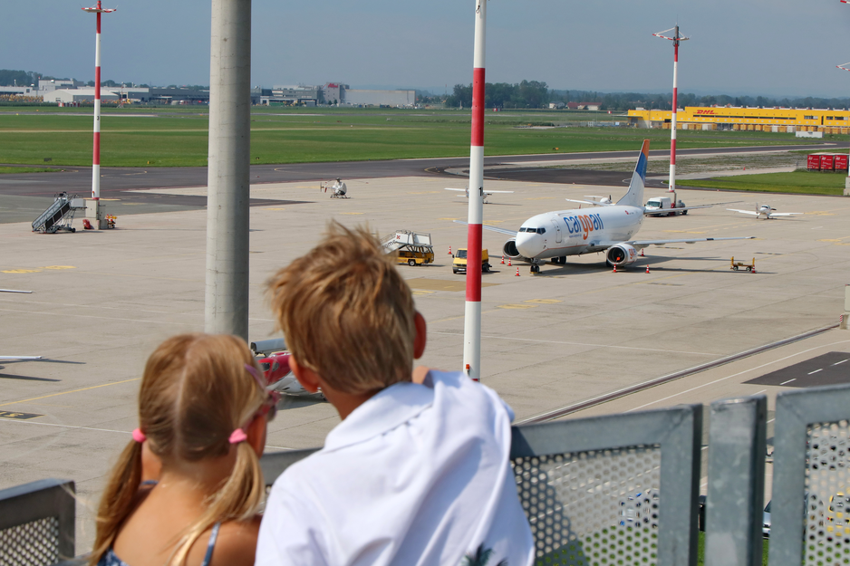 Geschwisterpaar beim Betrachten des Vorfeldes von der Besucherterrasse | © Linz Airport