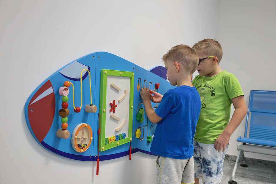 Kinder beim Spielen mit buntem Holzflieger in der Kinderspielecke | © Linz Airport