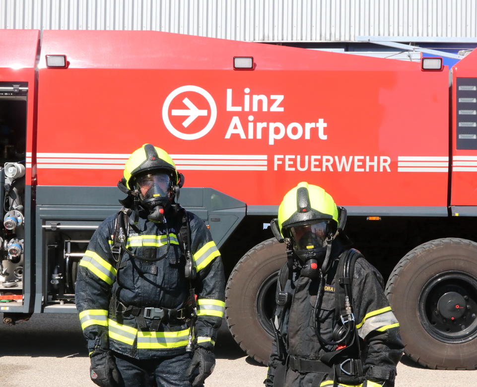 Zwei Feuerwehrleute vor dem Panther des Linz Airports | © Linz Airport