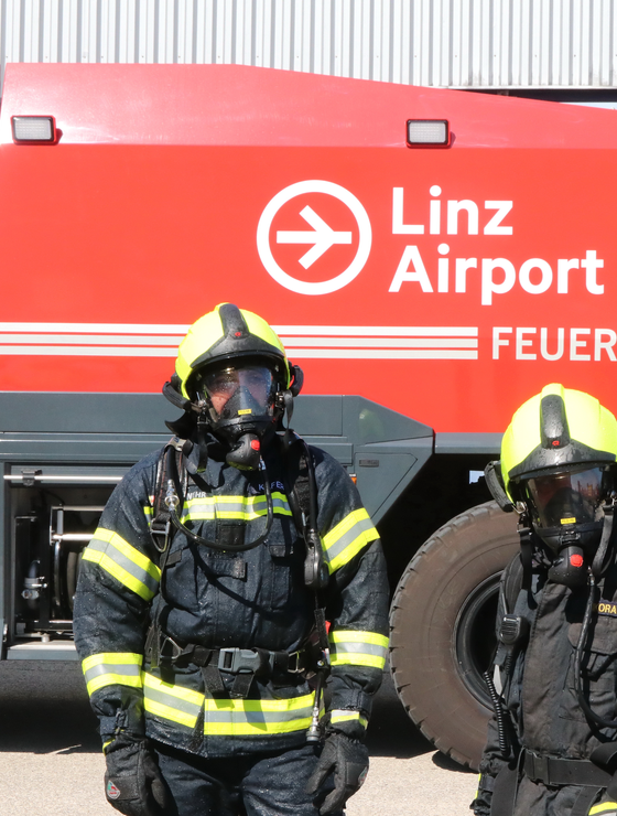 Zwei Feuerwehrleute vor dem Panther des Linz Airports | © Linz Airport