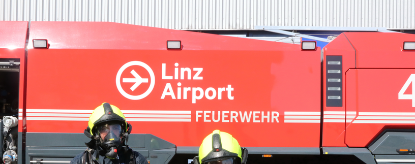 Zwei Feuerwehrleute vor dem Panther des Linz Airports | © Linz Airport