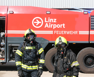 Zwei Feuerwehrleute vor dem Panther des Linz Airports | © Linz Airport