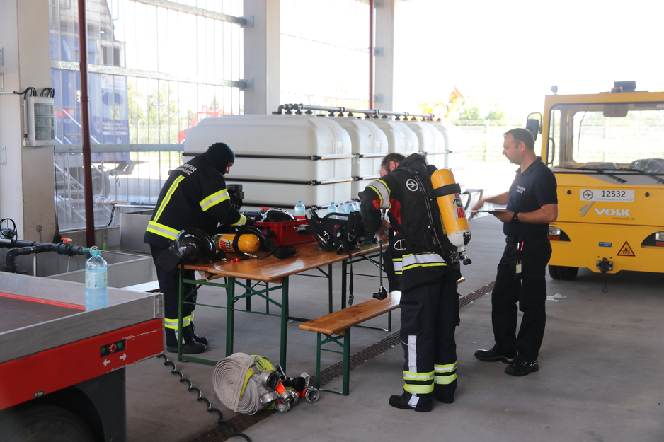 Feuerwehrleute richten Utensilien für Training | © Linz Airport