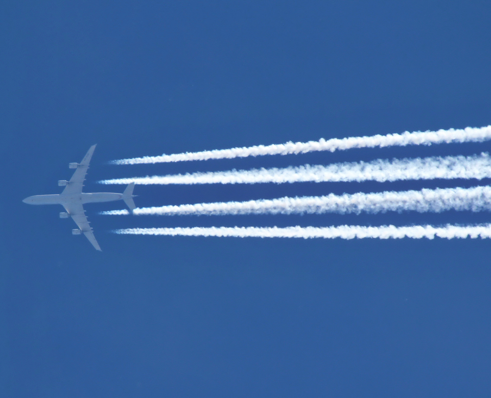 Flugzeug mit Kondensstreifen am Himmel | © Linz Airport