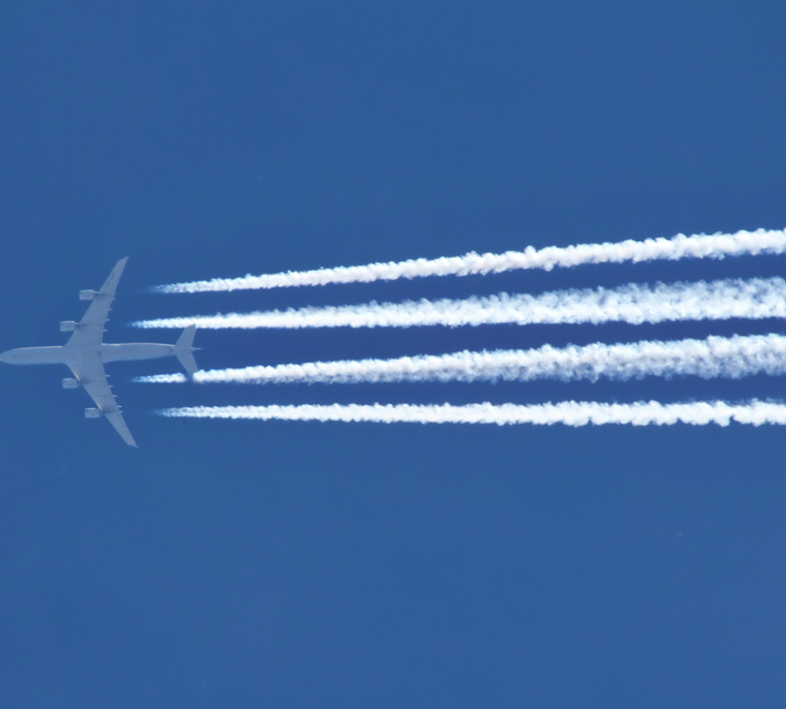 Flugzeug mit Kondensstreifen am Himmel | © Linz Airport