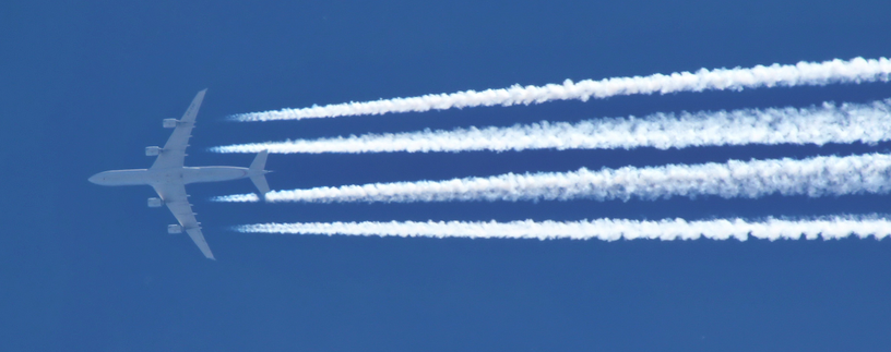 Flugzeug mit Kondensstreifen am Himmel | © Linz Airport