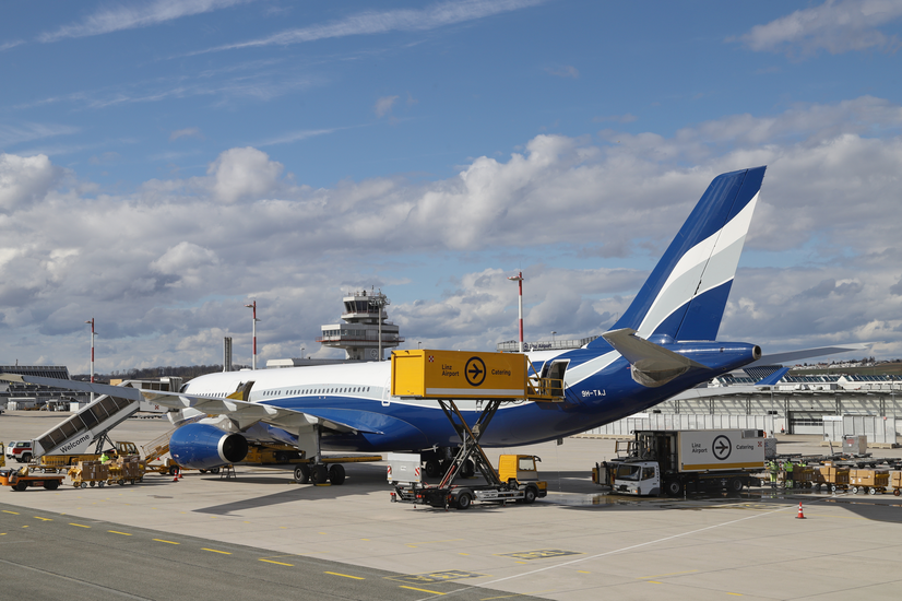 A330-300 der HiFly beim Beladen vor dem Flughafengebäude | © Linz Airport