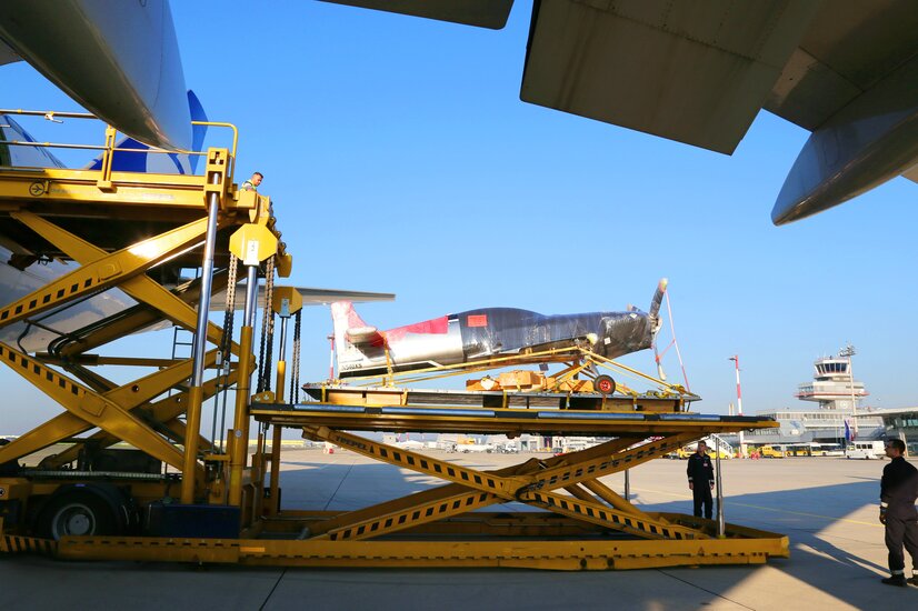 Red Bull Jet auf Highloader beim Beladen in Flugzeug | © Linz Airport