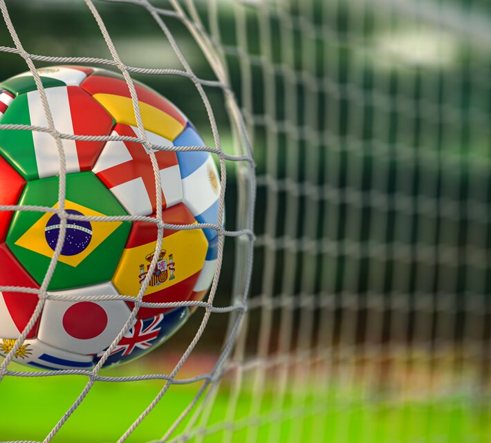 Fußball mit Länderflaggen | © Envato Elements