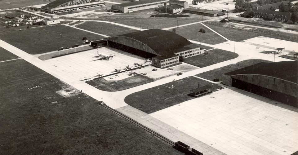 Schwarzweiß Luftaufnahme der Hangar auf der militärischen Seite alt  | © Flughafen Linz