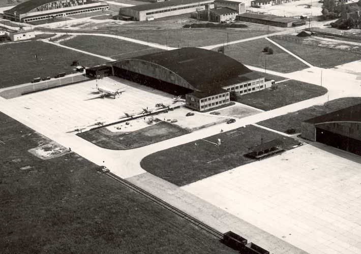 Schwarzweiß Luftaufnahme der Hangar auf der militärischen Seite alt  | © Flughafen Linz