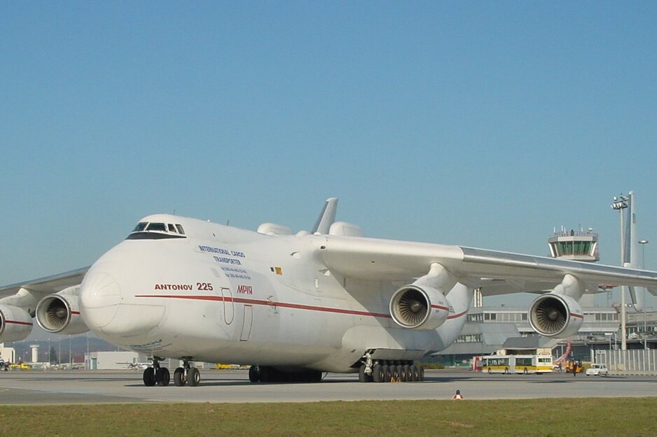 AN 225 auf Vorfeld vor dem Flughafengebäude | © Linz Airport