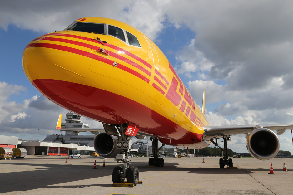 DHL Transportflugzeug vor Tower | © Flughafen Linz