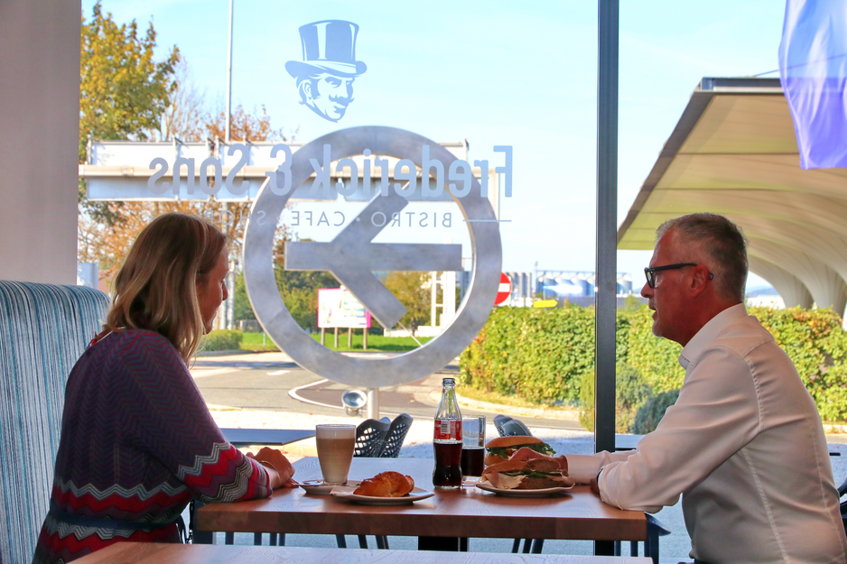 Gäste vor Fensterfront im Café Frederick & Sons | © Linz Airport