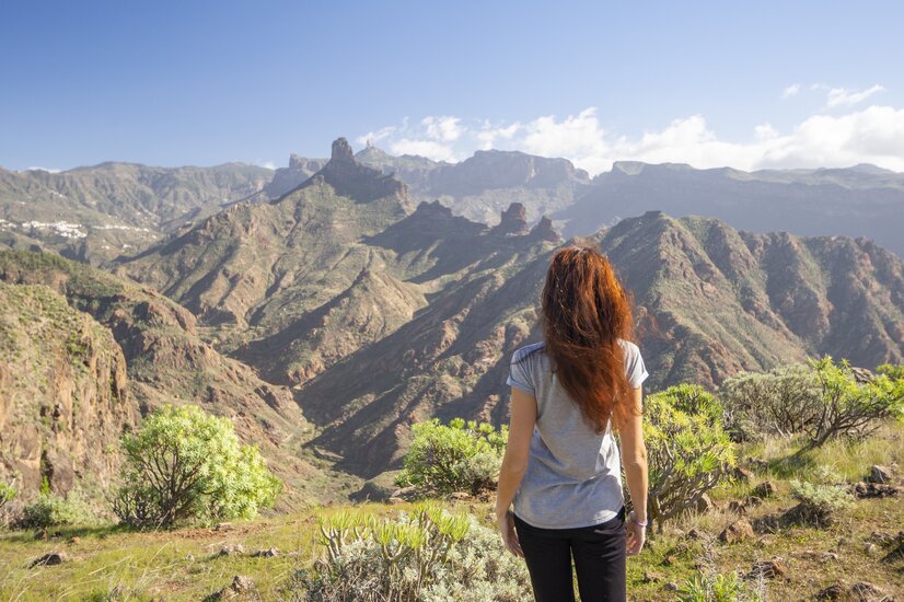 Wanderin vor Gebirgsmassiv auf Gran Canaria | © Envato Elements