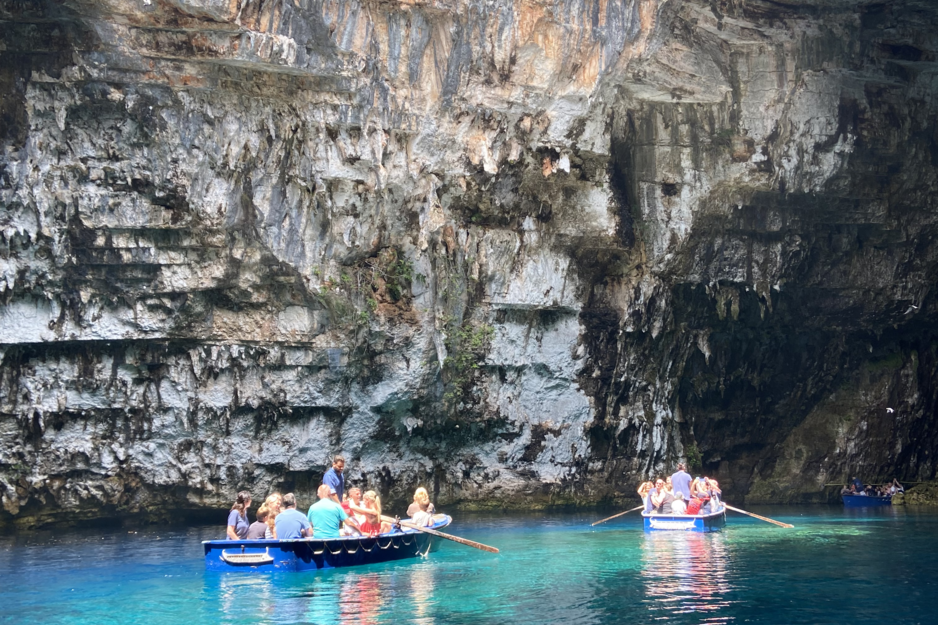 Melissani Höhle mit Touristenbooten | © Linz Airport