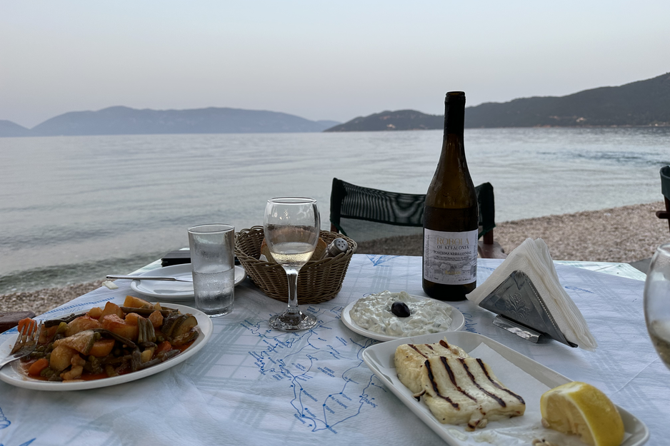 Speisen und Wein auf Tisch am Strand mit Blick auf´s Meer | © Linz Airport