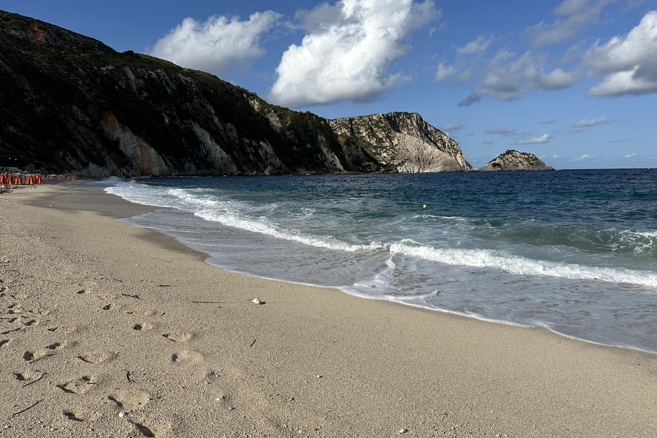 Strand mit Bergen im Hintergrund | © Linz Airport