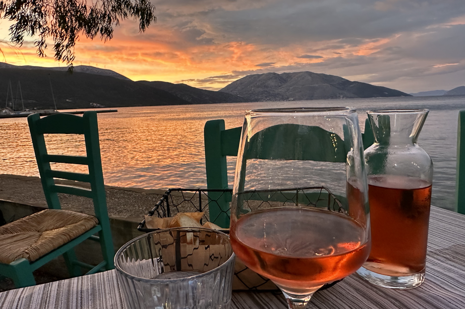 Rosewein in Karaffe und Glas auf Tisch am Strand im Abendrot | © Linz Airport