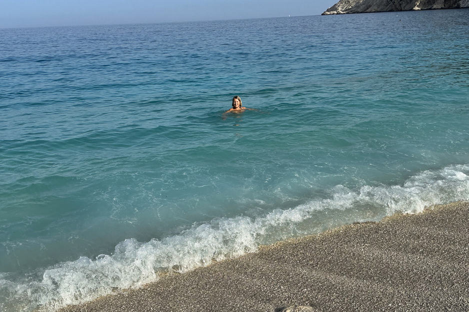 Frau beim Schwimmen im Meer | © Linz Airport