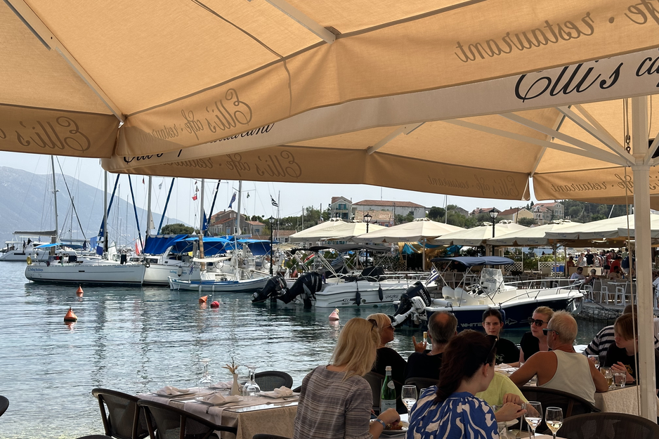 Tische in Restaurant am Hafen mit Blick auf Boote | © Linz Airport