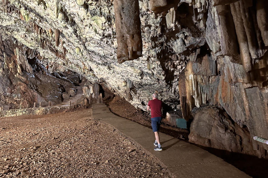 Mann auf Weg durch die Drogarati Tropfsteinhöhle | © Linz Airport