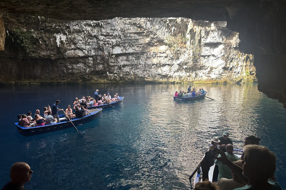 Melissani Höhle mit Touristenbooten | © Linz Airport