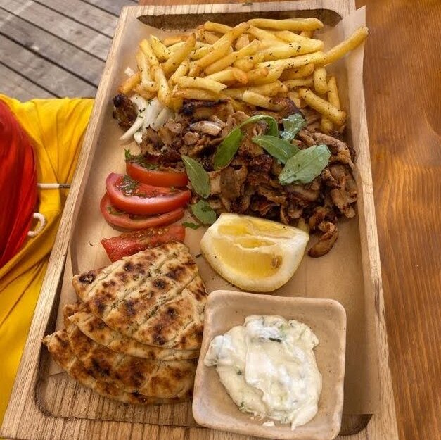 Gyros, Pommes, Tzatziki auf Holztablett | © Linz Airport